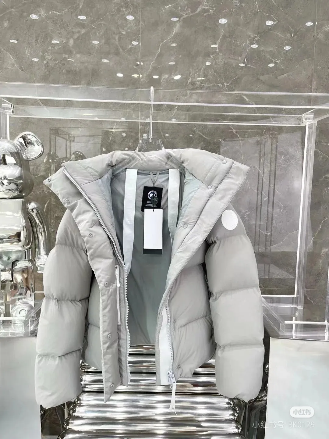 P760 Capsule Series #Exclusive First Release #𝘾𝘼𝙉𝘼𝘿𝘼 𝙂𝙊𝙊𝙎𝙀𝙅𝙪𝙣𝙘𝙩𝙞𝙤𝙣 Top Original Core Private Chat CANADA GOOSE White Label STELS Series Junction Pastel Parker Top Original Product color: Beichen white, melting water blue, stone gray, soft light pink, moonlight lime Size: XS, S, M, L, XL Junction Parker pastel light weight, warm. The Junction Parker is made from soft EnduraLuxe fabric with CORDURA for added durability in high-wear areas, making it lightweight and durable. Features a removable hood for easy transition into warmer weather. Featuring white trim, this parka complements the muted fabric colors and brings a breath of fresh air into the colder months.  Materials List: Details Product Features Removable premium insulated hood is two-way adjustable and padded with down for greater softness around the head and neck Length: Hip-length and warm.  Fabric: Wear-resistant knitting technology: CORDURA fabric is used to reinforce wear-prone areas to improve durability. The inner strap can be worn on the shoulders to free up your hands. The down placket is designed with an invisible snap button closure above the two-way zipper to prevent wind and warmth. Unzips from the bottom to increase range of motion or improve breathability Ribbed knit cuffs add comfort and lock in heat Internal drawstring at hem to block cold wind 3 exterior pockets: Fleece-lined handwarmer pockets with two-way zipper closure for easy access to items. Security pocket with zipper closure under the fly · 2 internal pockets: drop-in pocket Note: As we all know, the original version is made of 80% white duck down, and the fill power refers to the cubic inches of volume occupied by each ounce (30 grams) of down under certain conditions. If one ounce of down occupies 500 cubic inches, the fill power of the down is 500. So we can simply understand it as: fill power is the volume of down, and the volume of down is fill power. The higher the fill power of down, it means that under the same filling amount, down can fix a larger volume of air layer to keep warm and insulate, so the warmth retention of down is better.  Summary: Note: Some merchants add waste silk, 50 velvet, hand-feel velvet, etc. to the filling in order to maximize profits during the production process! It is said to be 90% white duck down, purchasing agent level, or even more exaggeratedly said to be 90% white goose down, to fool the layman! (You can consult the official website. All styles are made of white duck down.) At the same time, I will teach you a more practical trick: buy one from Tmall, and buy another from a merchant you trust at the same time, and come back to compare the details. (Tmall provides 7-day no-reason return and exchange, and MT does not affect secondary sales and provides 15-day no-reason return and exchange.) ⚠️ Remember the principle of getting what you pay for! Don't be greedy for small gains, or you will suffer big losses! Every customer is welcome to ask questions and we will continue to improve product quality and service!